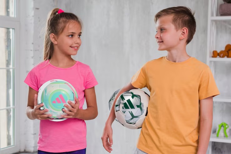 Niños jugando a la pelota